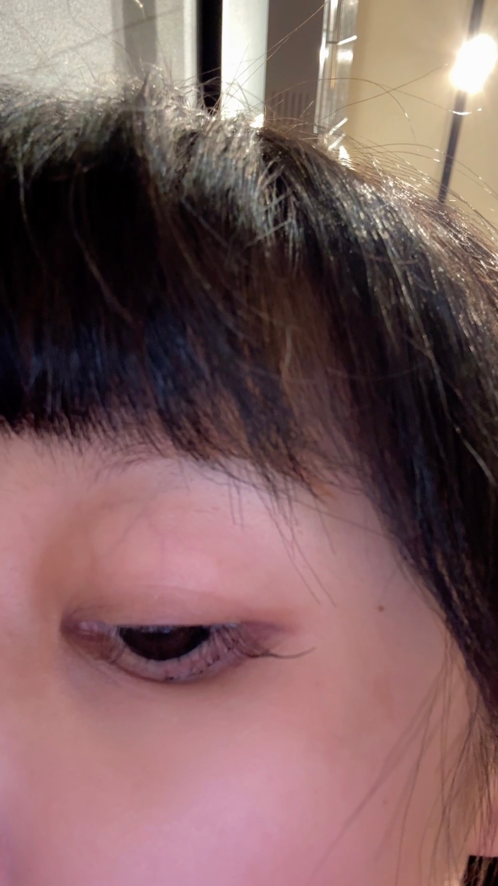 今天的妆是我自己画的。我很想知道1、为什么我自拍总和镜子里长得不一样？2、为什么