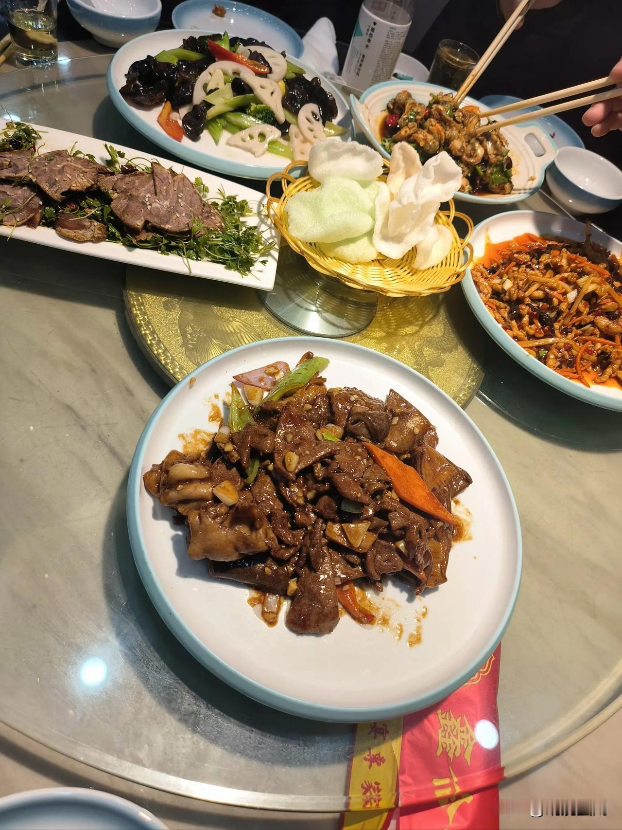 出去吃一顿饭的代价有多高？
一家四口吃火锅，海底捞三百打底，稍微好一些五百块没了