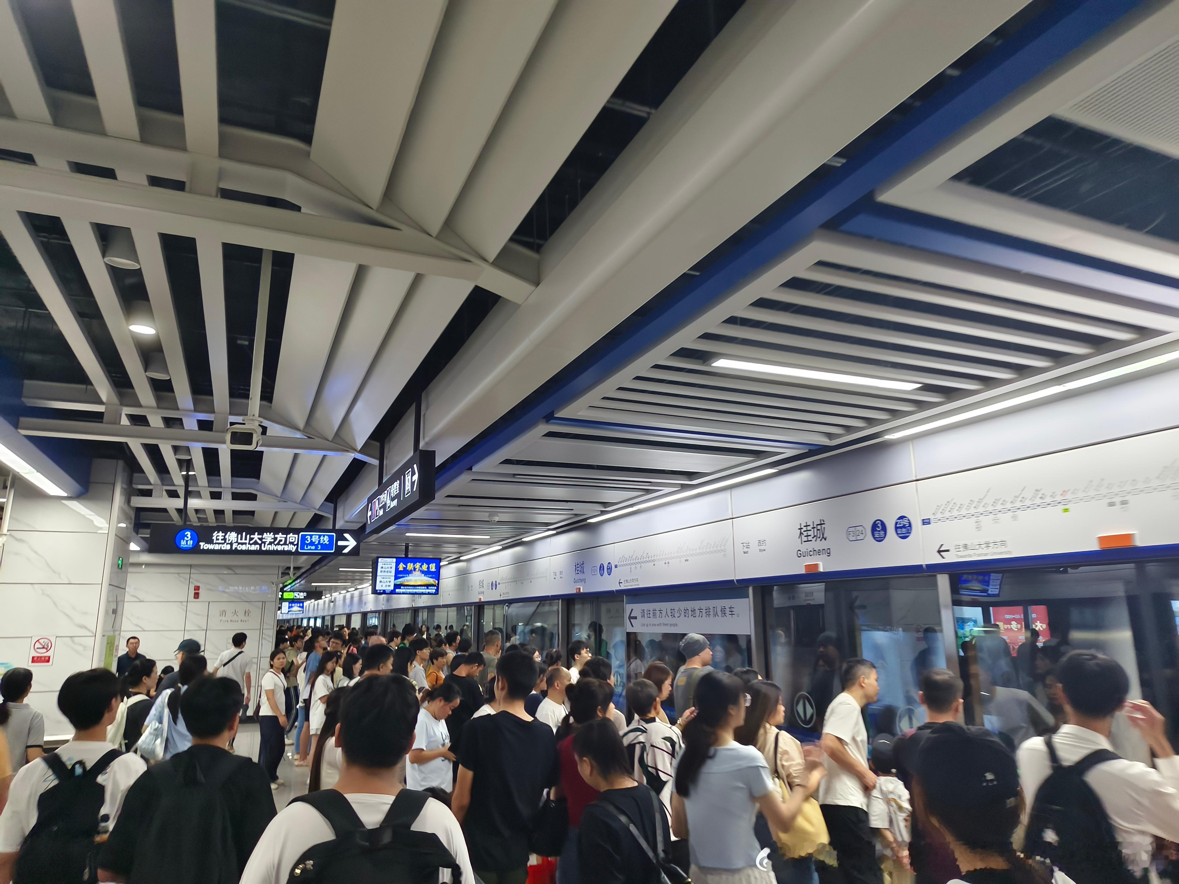 佛山地铁 网友投稿，2026年8月8日（周六）拍摄时间为夜间21:45。(图1、