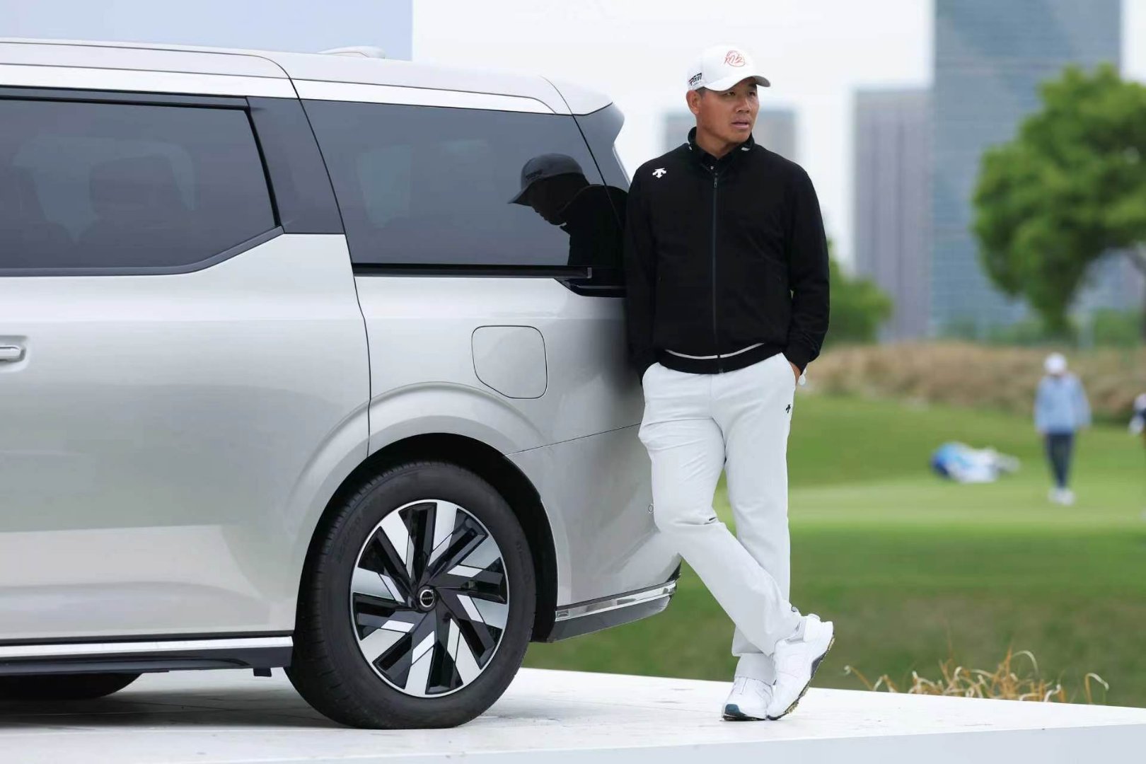 沃尔沃中国公开赛的神仙挥杆这是另一块绿茵场，微风拂过，白球而起，沃尔沃的稳健匠心