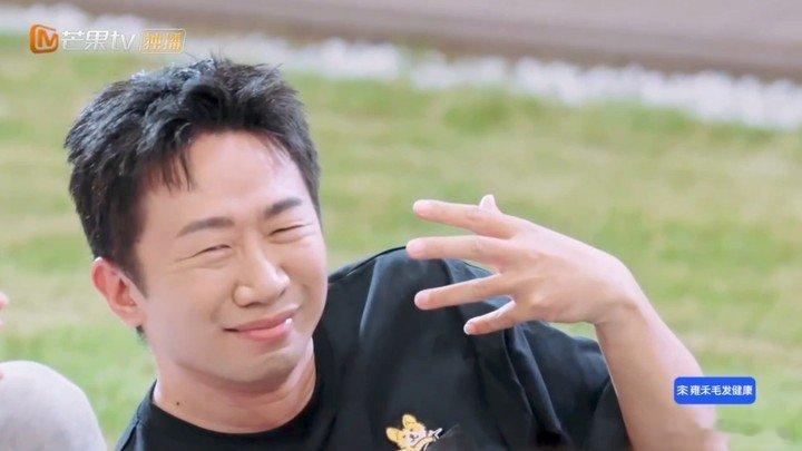 檀健次被丁程鑫夹到表情失控我们的宿舍檀健次这表情也太真实了，被丁程鑫夹到那一下，