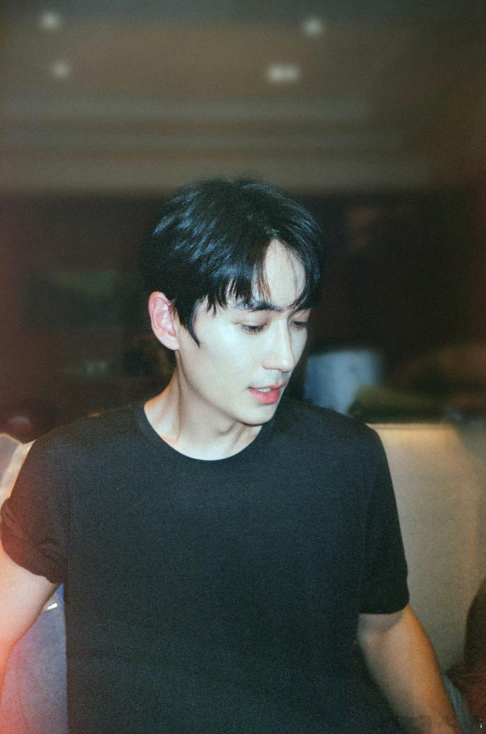 朱一龙gzs圣诞营业，辟谣受伤传闻 