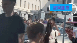 乌克兰基辅，抗议费多罗夫辞职的队伍中，出现了不少现役军人，他们表达了对他的支持。
