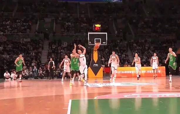 辽宁对广东这场球，第四节有个镜头，真是看得人后背发凉，当时比赛已经进入第四节，辽