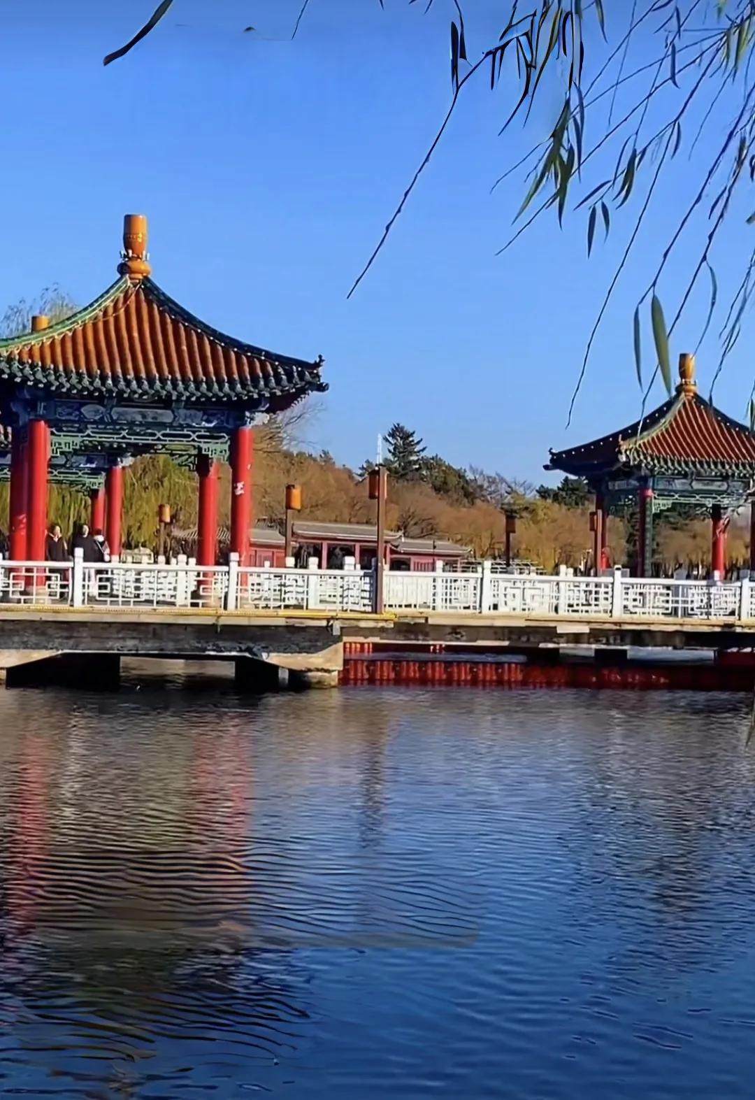 初冬北国长春，南湖风景如画。