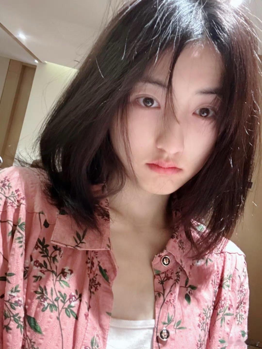 张子枫年纪轻轻的，怎么爱穿奶奶喜欢的花棉袄？[允悲] 