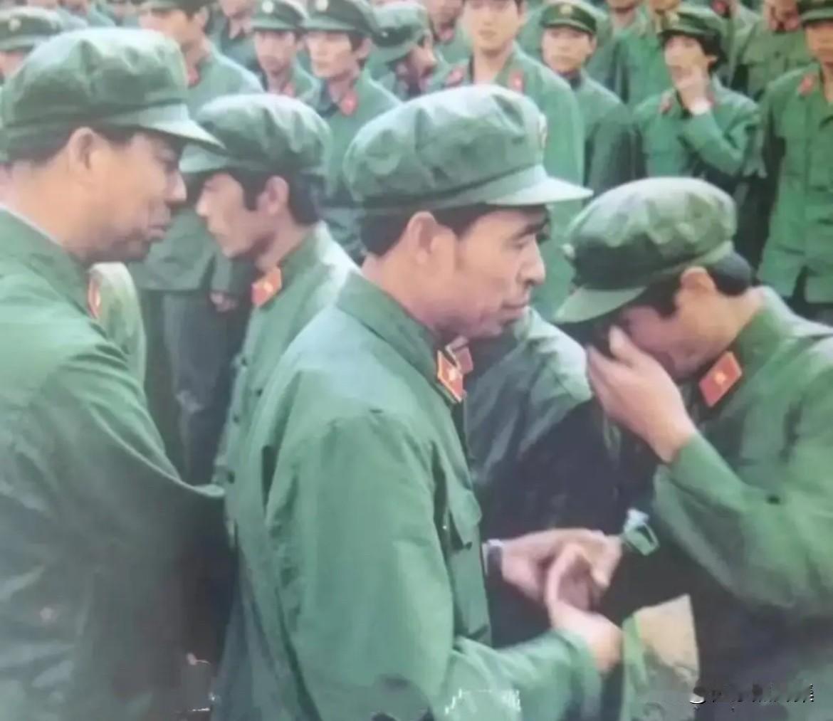 1986年6月，济南军区第67军完成两山轮战任务后，军长张志坚（前左一）和政委姜