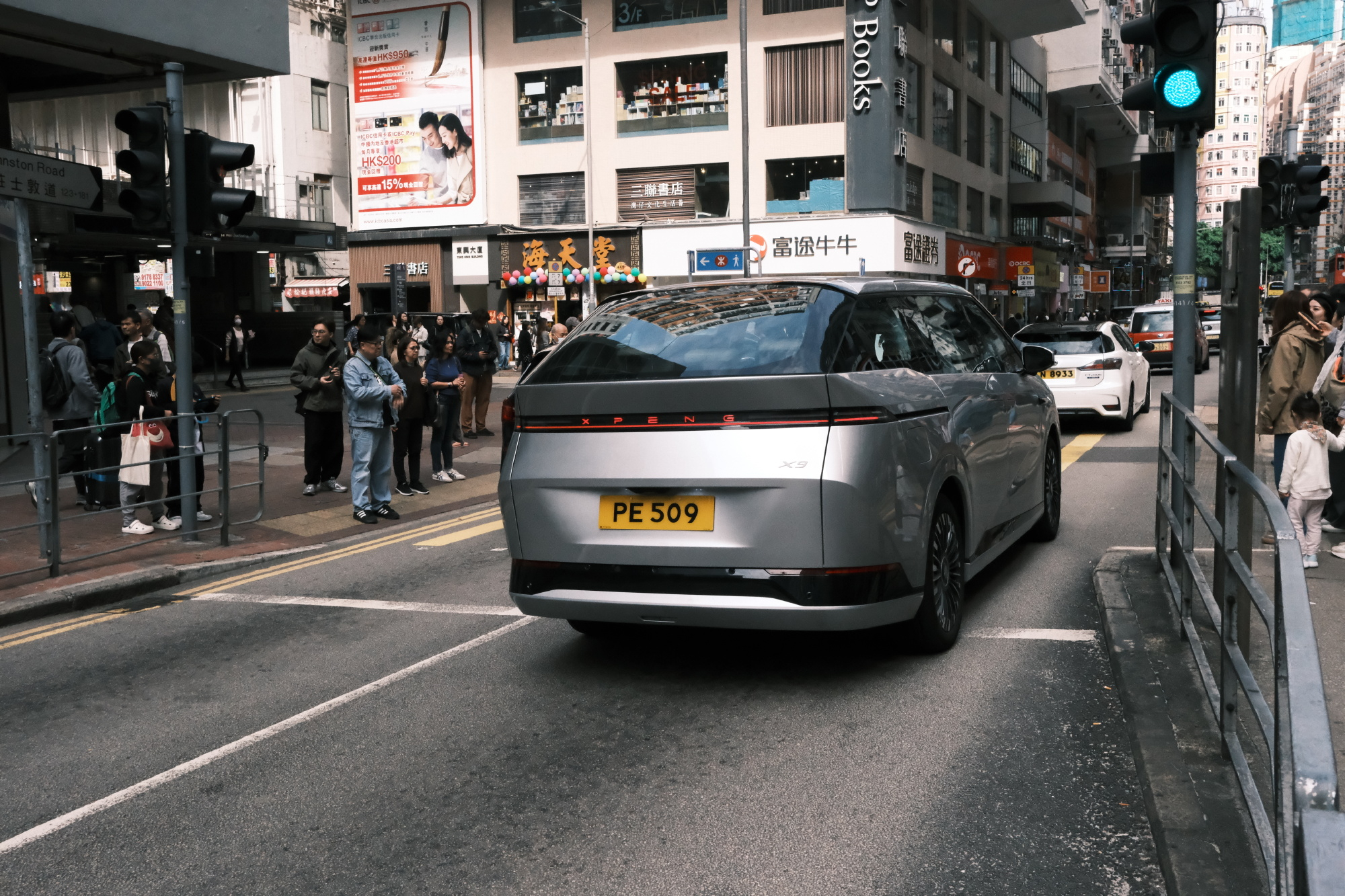 2月份小鹏X9再次拿下了香港豪华MPV的销冠。香港人喜欢MPV，地方小加油贵也很