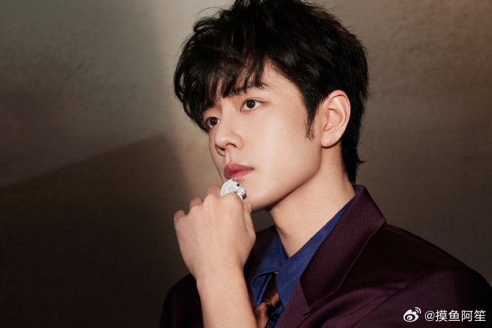 肖战 微博之夜出发图，帅哥今天是暗红色西装搭配藏蓝色内搭，这不就是藏海的官服配色