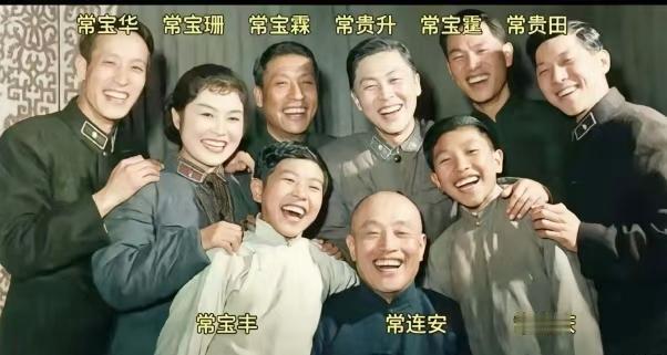 常世家族，
人才倍出。
相声几代，
走红江湖。