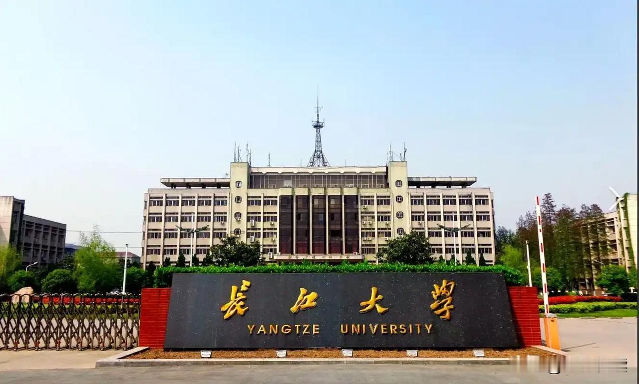 昨天我去了长江大学荆州东校区，校园里碰到一群留学生，听说是巴基斯坦的。男生穿他们