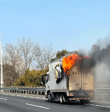 高速上突然身体不舒服，脑子里第一反应是不是“赶紧撑到下一个服务区”？
说实话，这