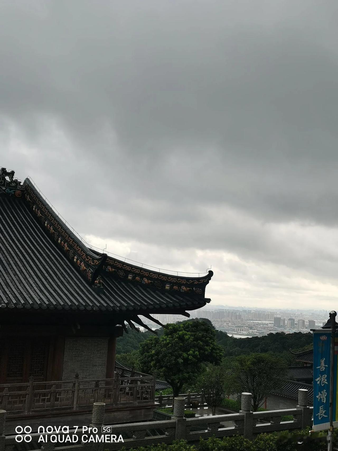 暴雨洪水引发的灾情看多了，多少有点风险意识，除了敬畏大自然，也要安全保命，例如: