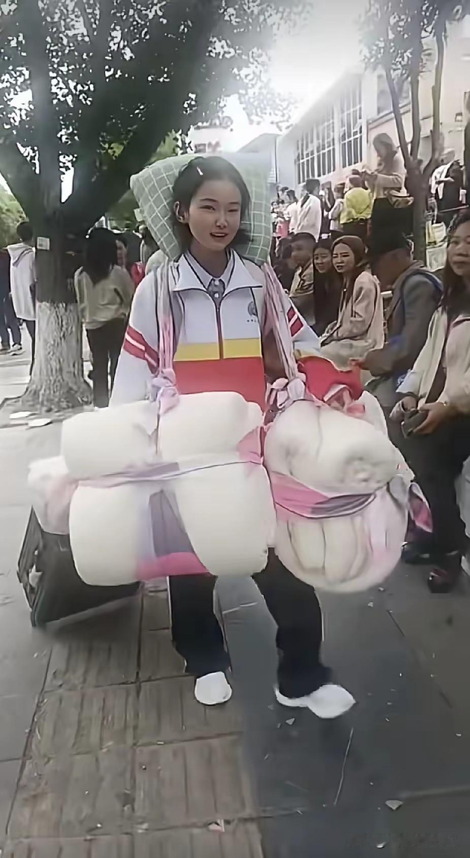 这个小美女，了不起！

别的同学，毕业了，生活用品，行李啥的都统统扔了，就一个人