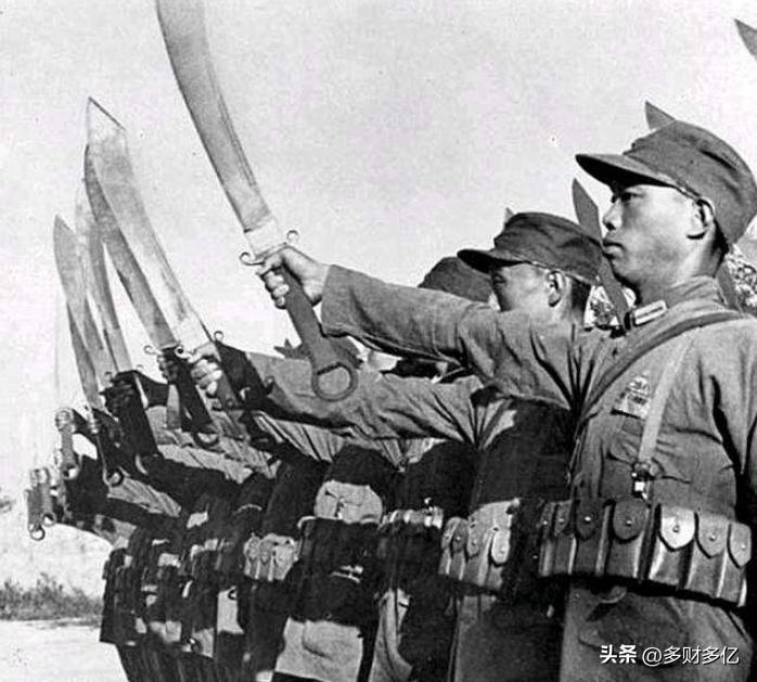 1937年伪满御林军踢死日本军犬，这一脚，踹碎了傀儡皇帝的最后底气！
 
193