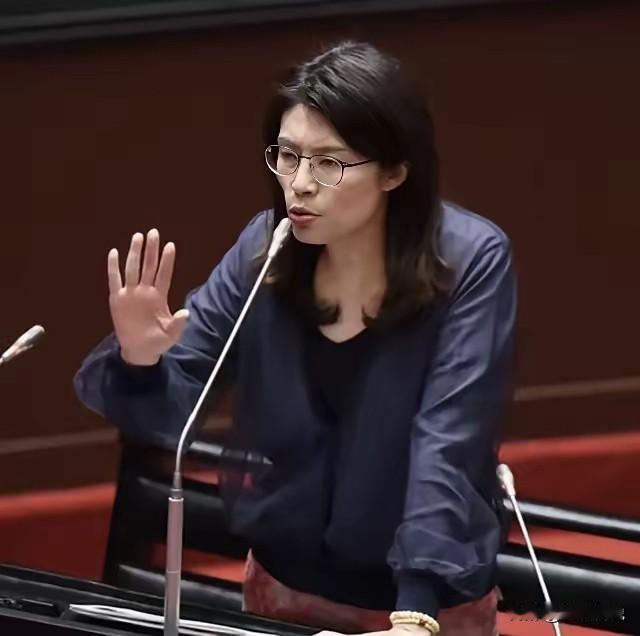 郑丽文这个人感觉有点复杂，她是个语言高手，从来不会把话说满，总是给自己留余地，可