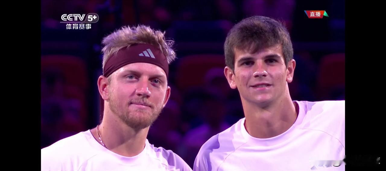 🎾🎾上海大师赛决赛进行时：哇哦，第一分就打了21拍！
这场西班牙德比，霍达尔
