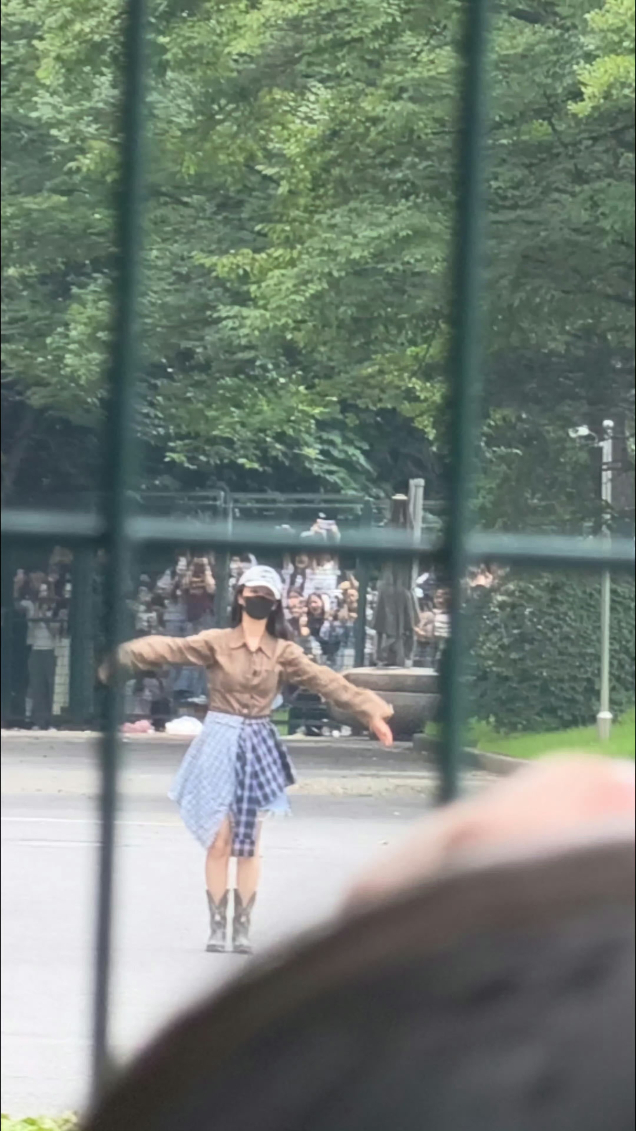 杨紫朝粉丝鞠了三次躬我们新科视后就是如此宠粉！白玉兰最大赢家爱奇艺爱奇艺获白玉兰