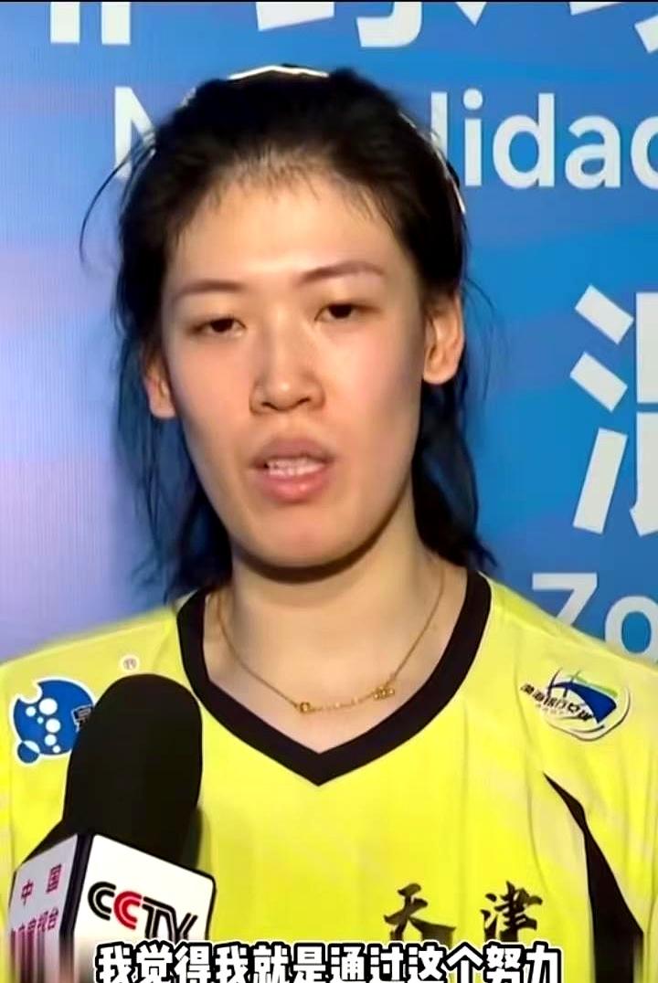 天津女排首局25:19拿下江苏队，结果后面连输三局被逆转。不过核心李盈莹有个好消