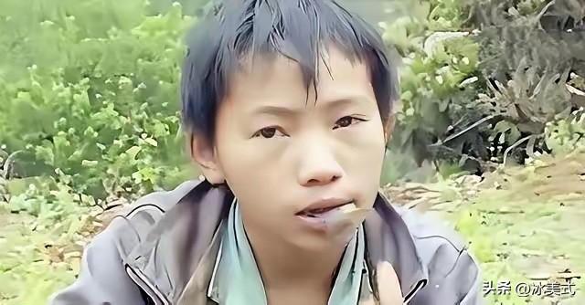 2006年，广西6岁男孩父亲意外离世，母亲弃他而去，他靠吃野菜为生。未曾想，14