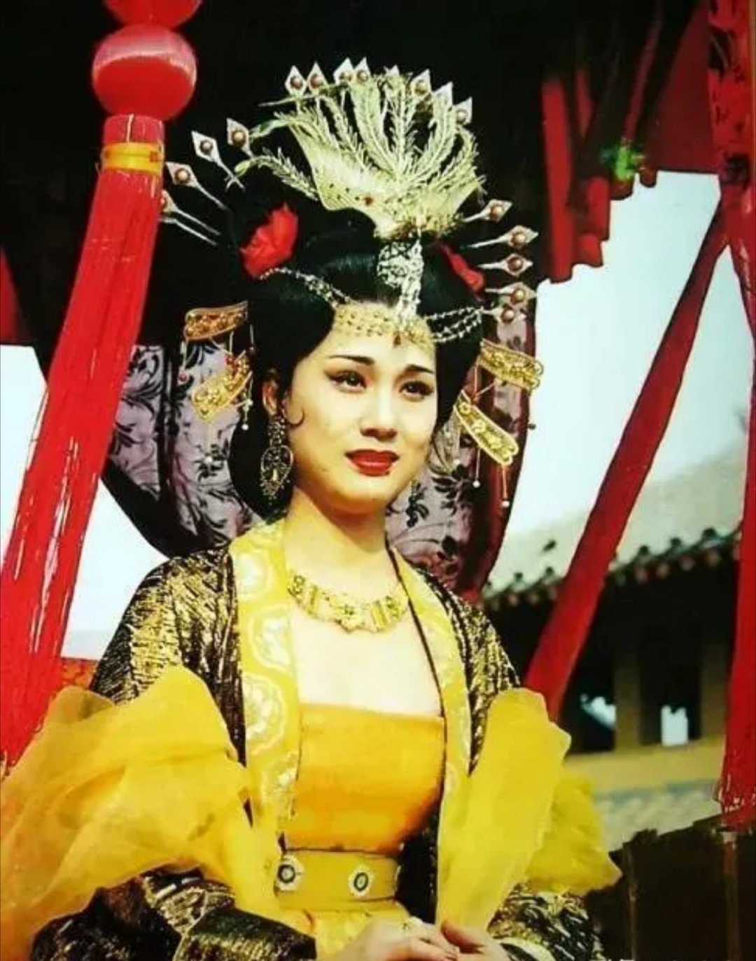 [微风][微风][微风]2001年，《康熙王朝》开拍，李建群出演“容妃”，惹得饰