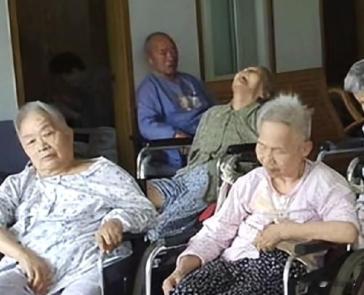 养老院员工说，这个国庆节，院里27个老人的孩子没有一个把老人接回家过节的，别伤心
