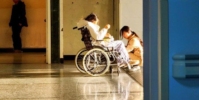 阳光漫过病房走廊，落在轮椅上的身影上。愿病痛都被这暖意驱散，盼我的父亲也能早日挣