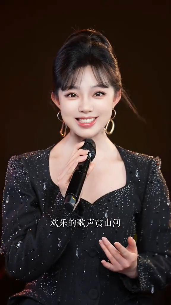 打起手鼓唱起歌。
打起手鼓唱起歌，我骑着马儿翻山坡。千里牧场牛羊壮，丰收的庄稼闪
