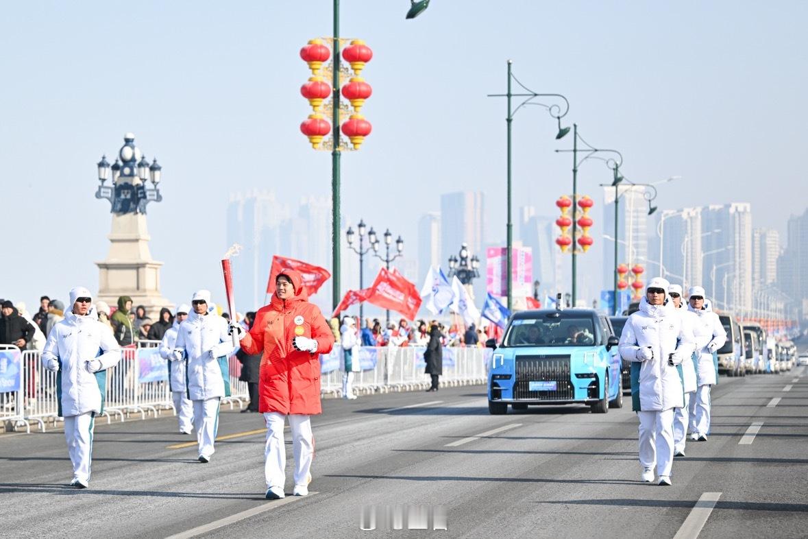 奥运冠军的选择，豪华出行的典范！2月3日，亚冬会火炬传递盛大开启，极氪009光辉