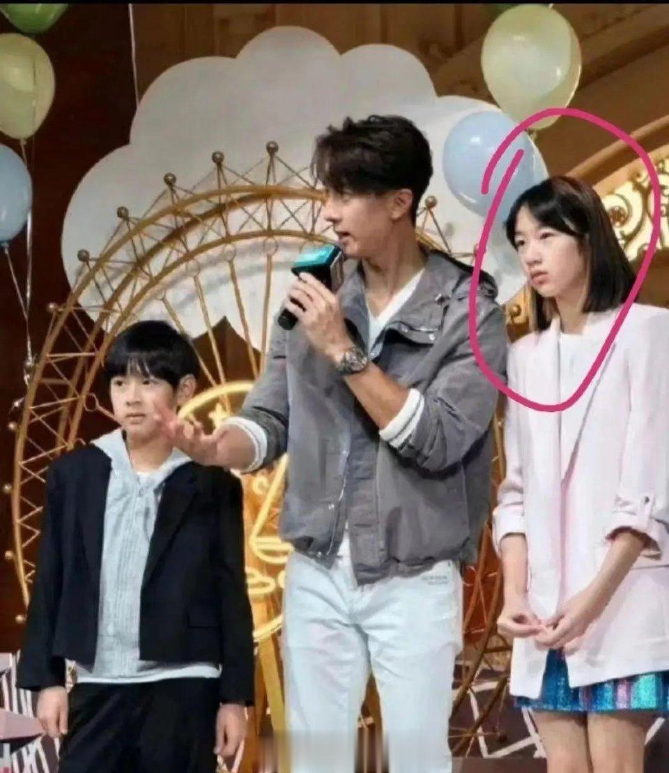 吴尊的女儿居然长得这么普通，没有遗传到爸爸的优良基因。 ​​​