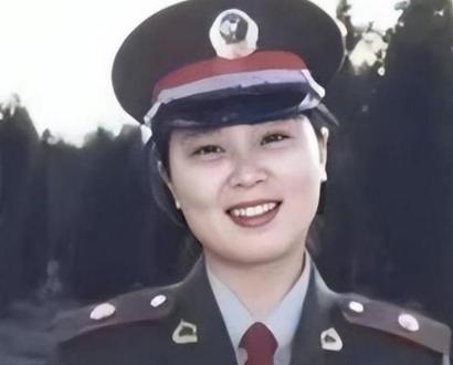 1989年，22岁的陈薇从浙大保送清华读研。在火车上，她爱上了比自己大十二岁的男