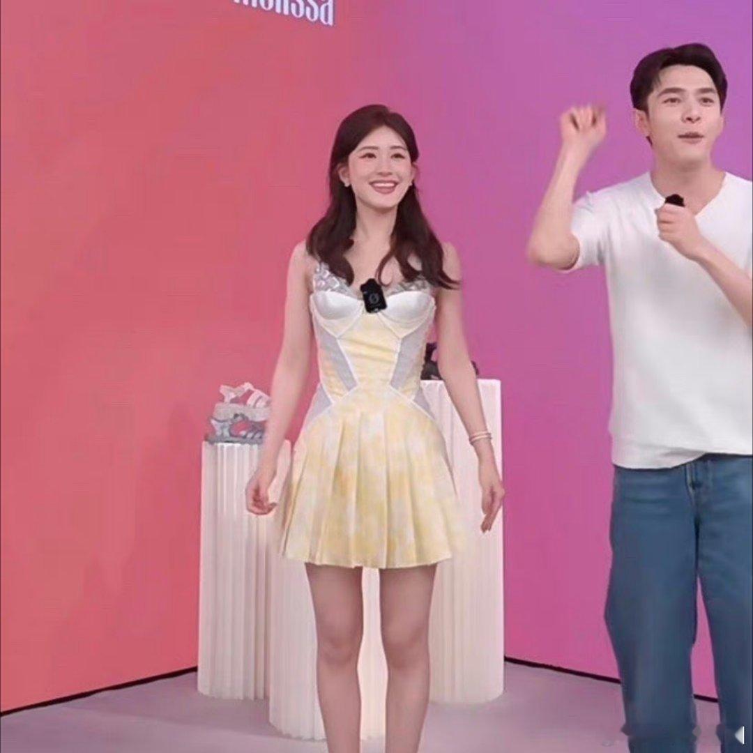 真的有时候想替赵露思报警[哆啦A梦害怕][哆啦A梦害怕]她的造型师的审美在哪里。