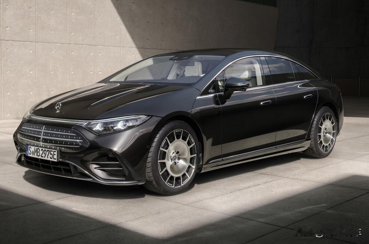 新款奔驰EQS迎来全面升级，不少配置和技术都有了新变化，一起来看看。

新车全系