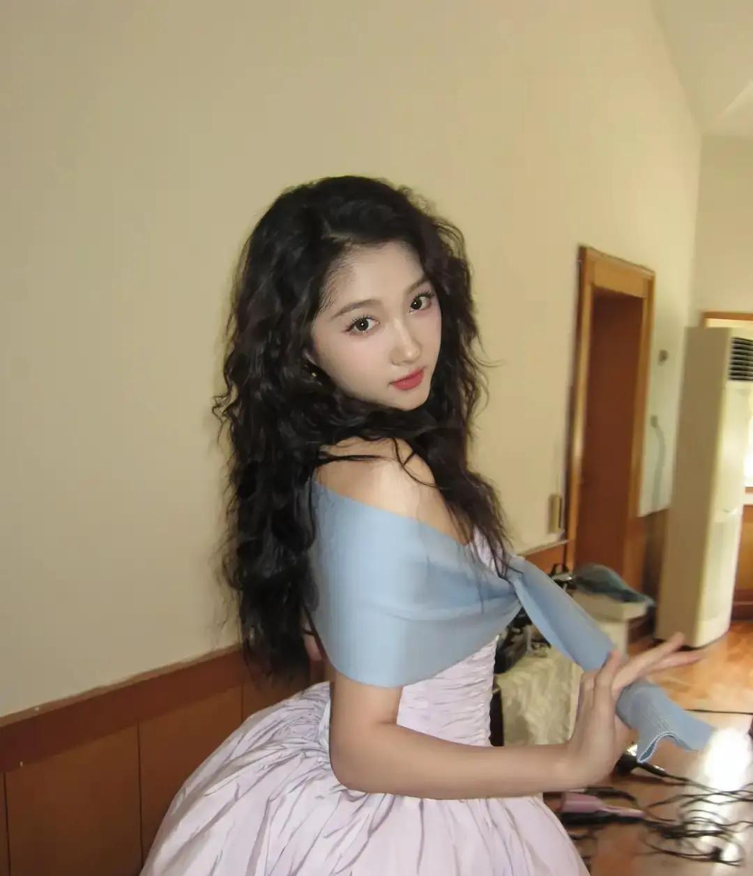 关晓彤深夜那条“爱你至死不渝”的黑玫瑰，简直是给内娱扔下了一颗深水炸弹。
鹿晗上