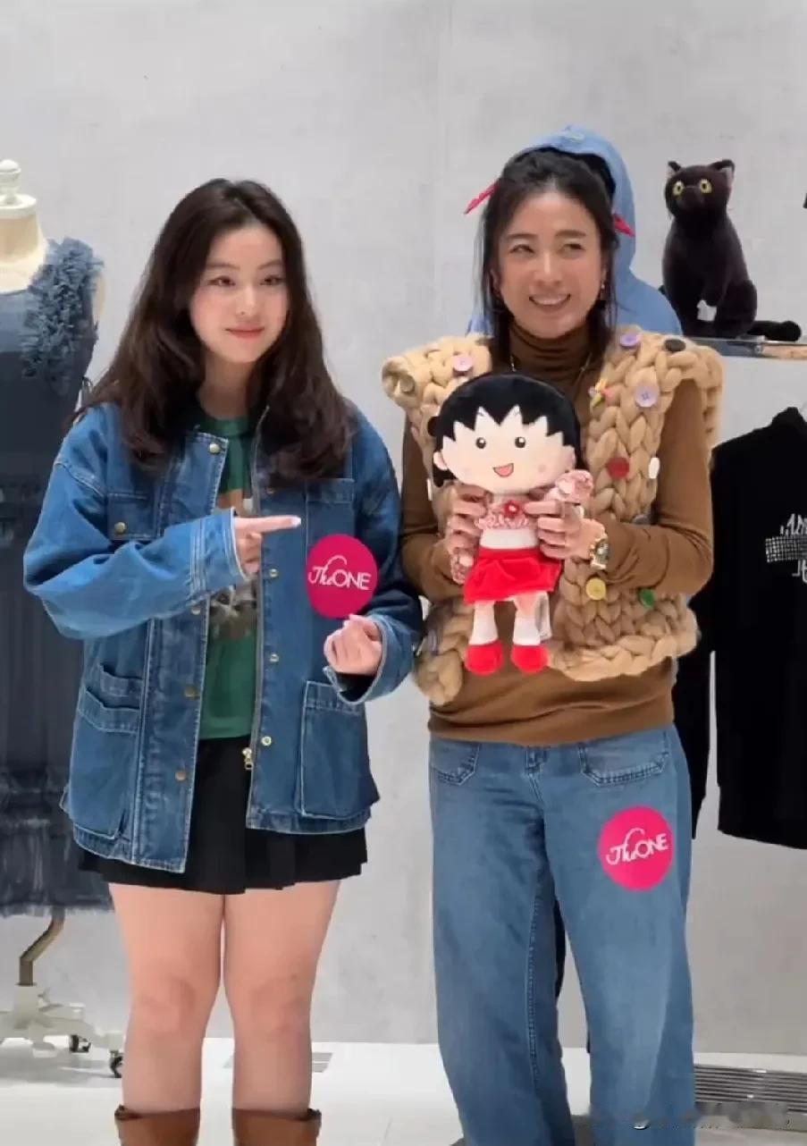 哈哈，甘比的女儿真是个大美人啊！五官大气又厚实，在我脑海里就是有钱人的模样。她人