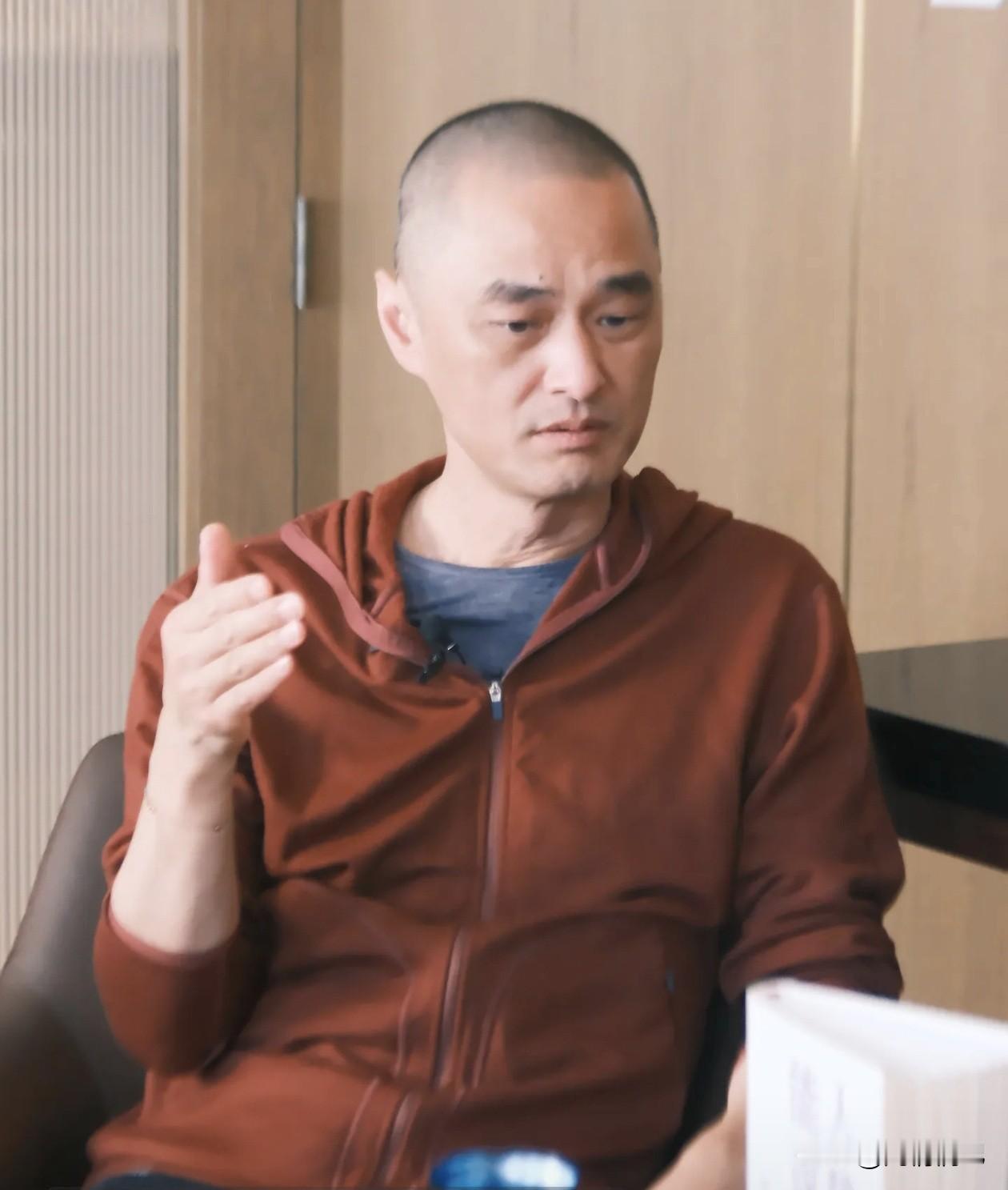 冯唐说：“跟小人打交道，不要太随和，你行为上越尊重他们，他们就越容易欺负你。在他