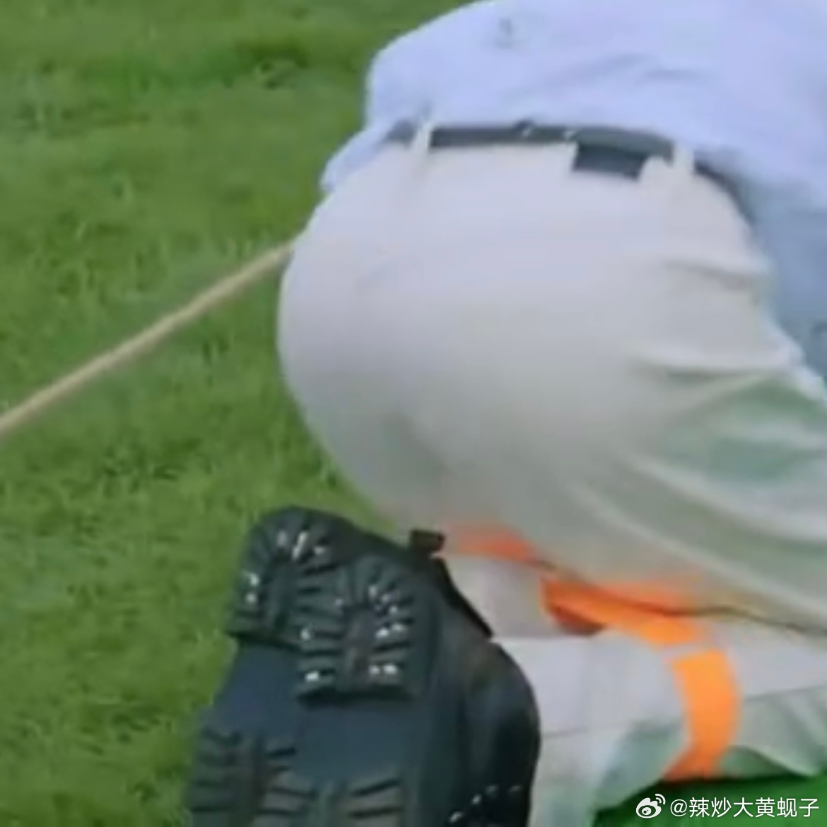好棚友告诉我   大哥鞋底卡了好多石头子摩登兄弟