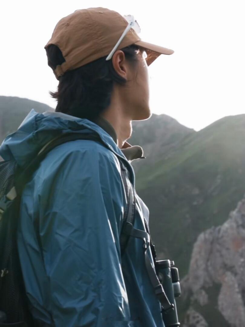 在只有三个人的山里静候豹子，他用自身微光，照亮濒危动物的世界！王一博希望更多人看