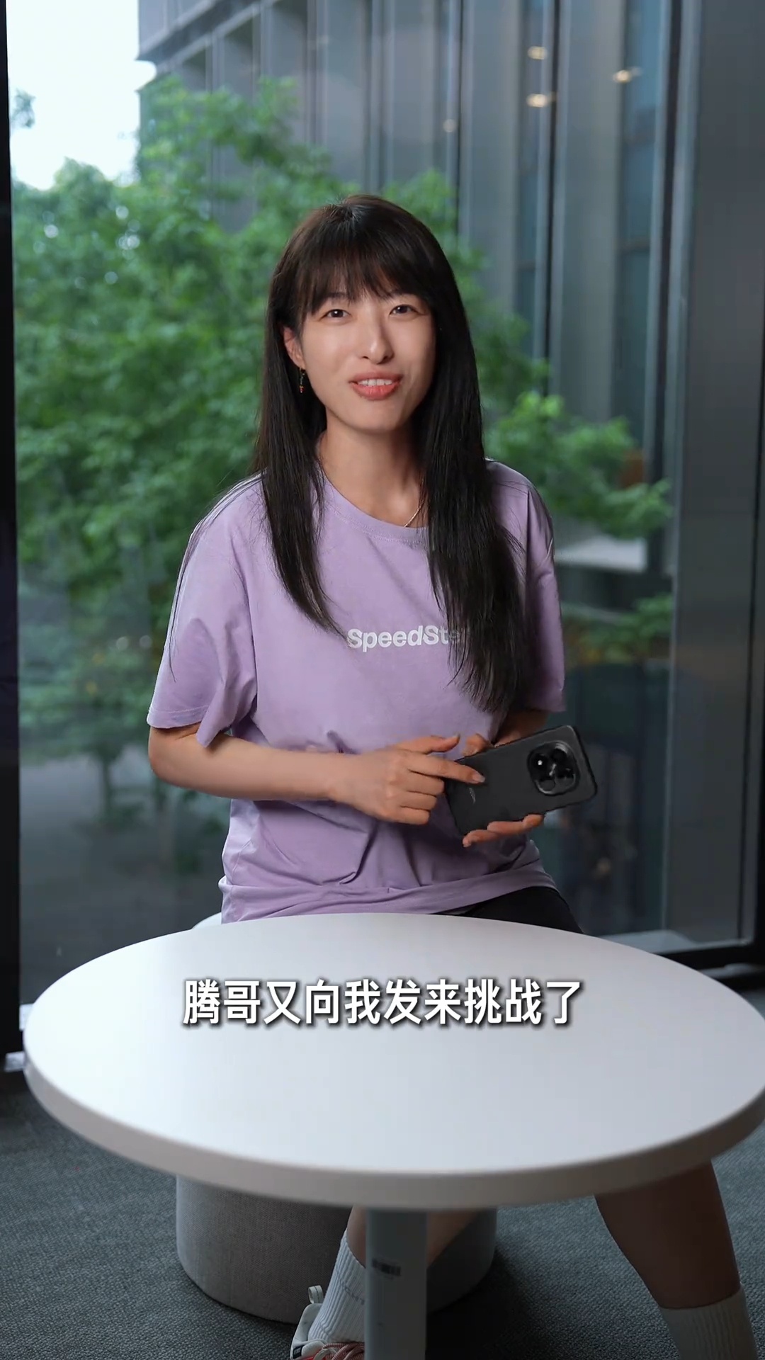 王腾对老魏说，如果她能把红米 note 15pro+弄碎，就满足老魏一个要求。 