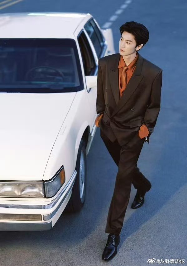 陈哲远魏大勋撞衫同款不同色陈哲远魏大勋撞衫微博之夜出图怎么还有撞衫同款不同色的 