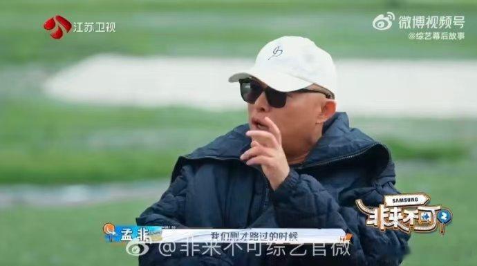 #何广智给孟非当手语翻译# 哇哦，何广智这手语翻译当得有模有样呢，给孟非“助力”