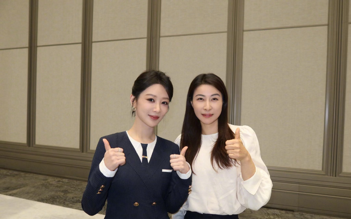 梦幻联动！杨紫郭晶晶同框合影，双双受聘2026生态环境特邀观察员近日，演员杨紫在