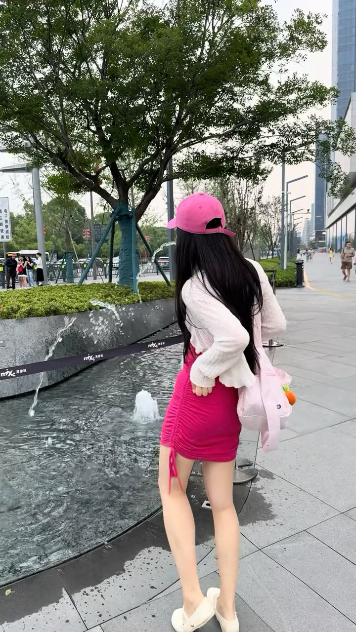 小姐姐有点调皮了哈 