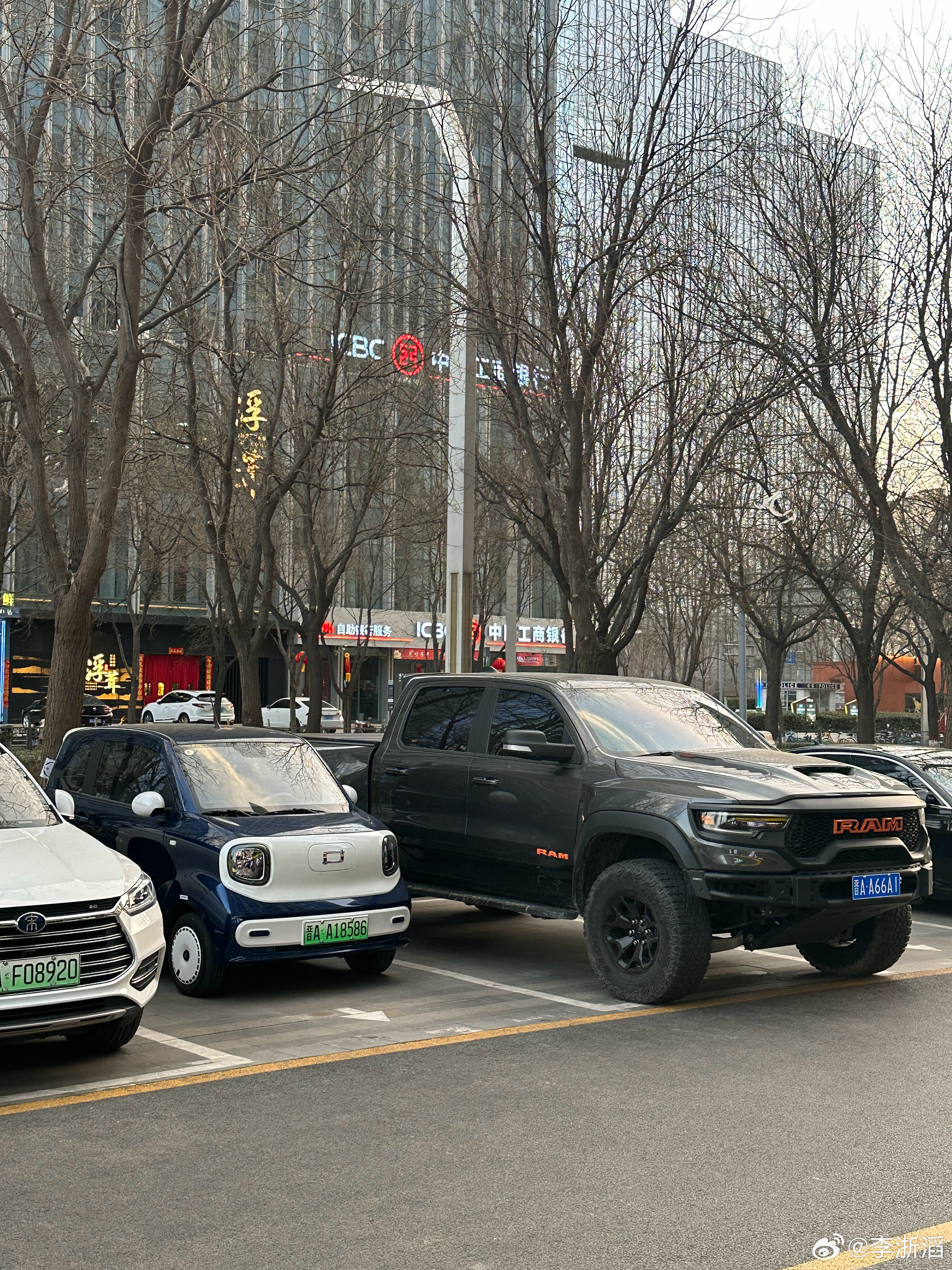 看到这一幕又一肚子气我是最窝囊的霸王龙车主那晚被奔腾小马（其实是五菱宏光min 