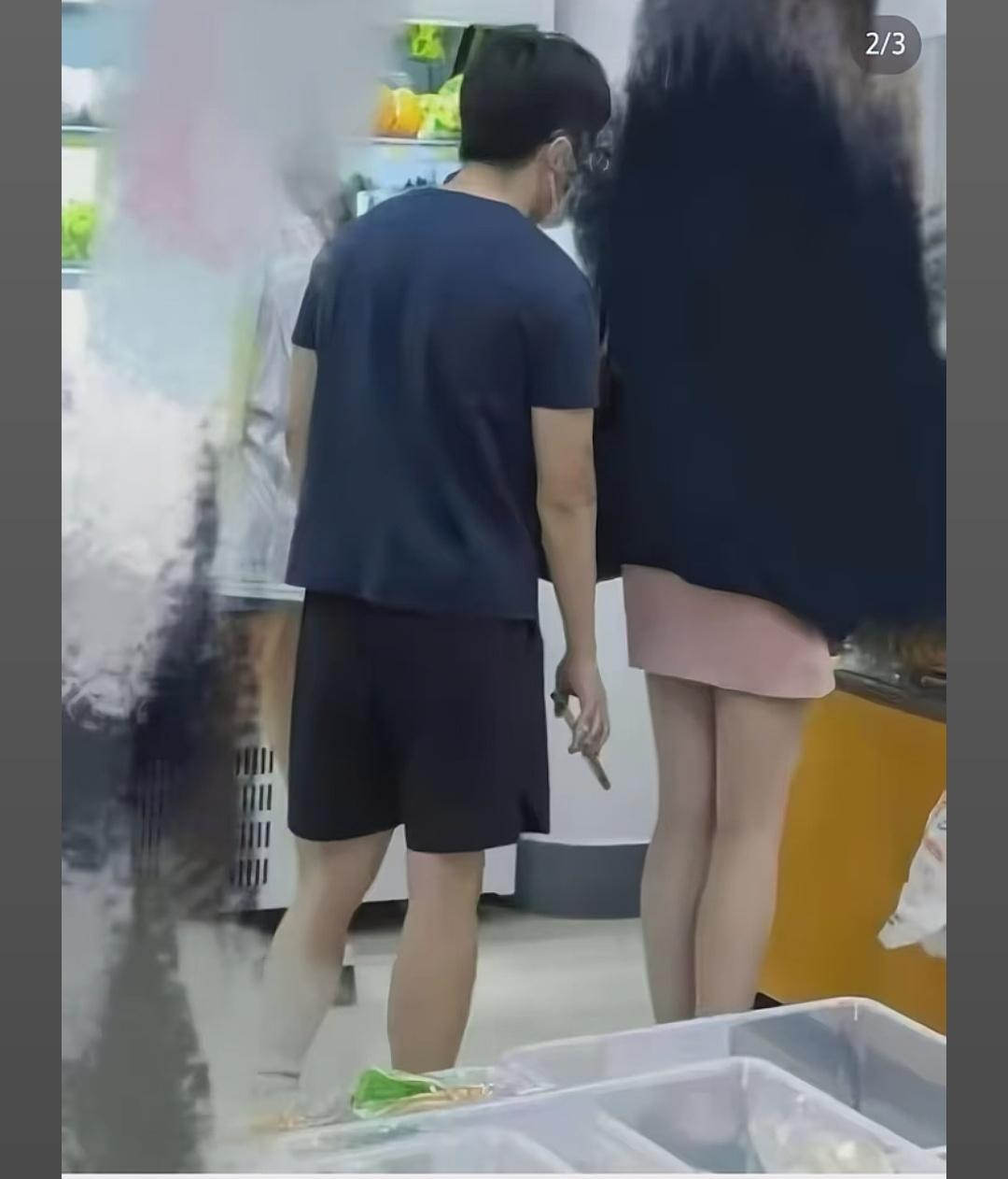 洁身自好与放纵恶趣，需认真掂量和选择

南京审计大学一名研究生（男）在校内偷拍女