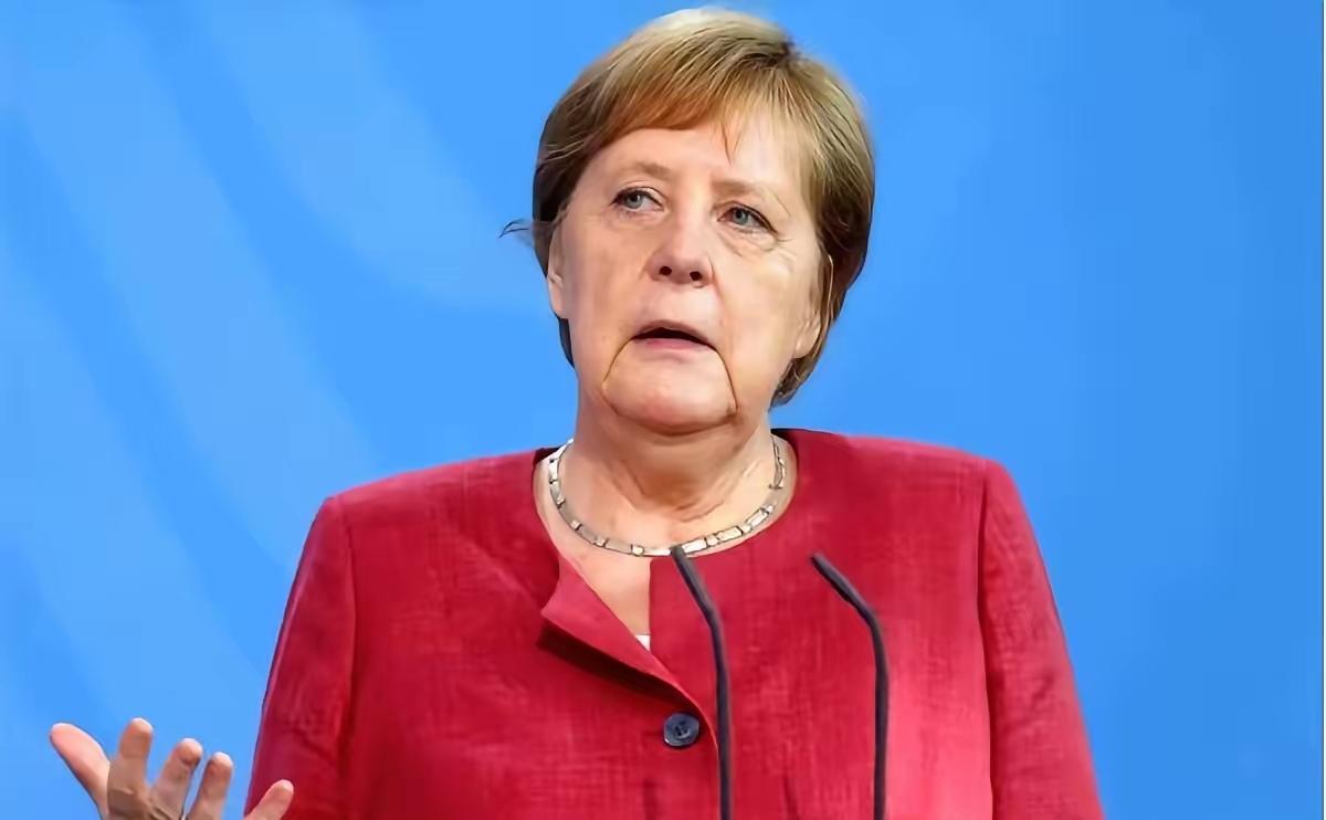 退休几年的默克尔，突然露面了。
一开口，就给整个欧洲划了三条线。第一，不许主动和