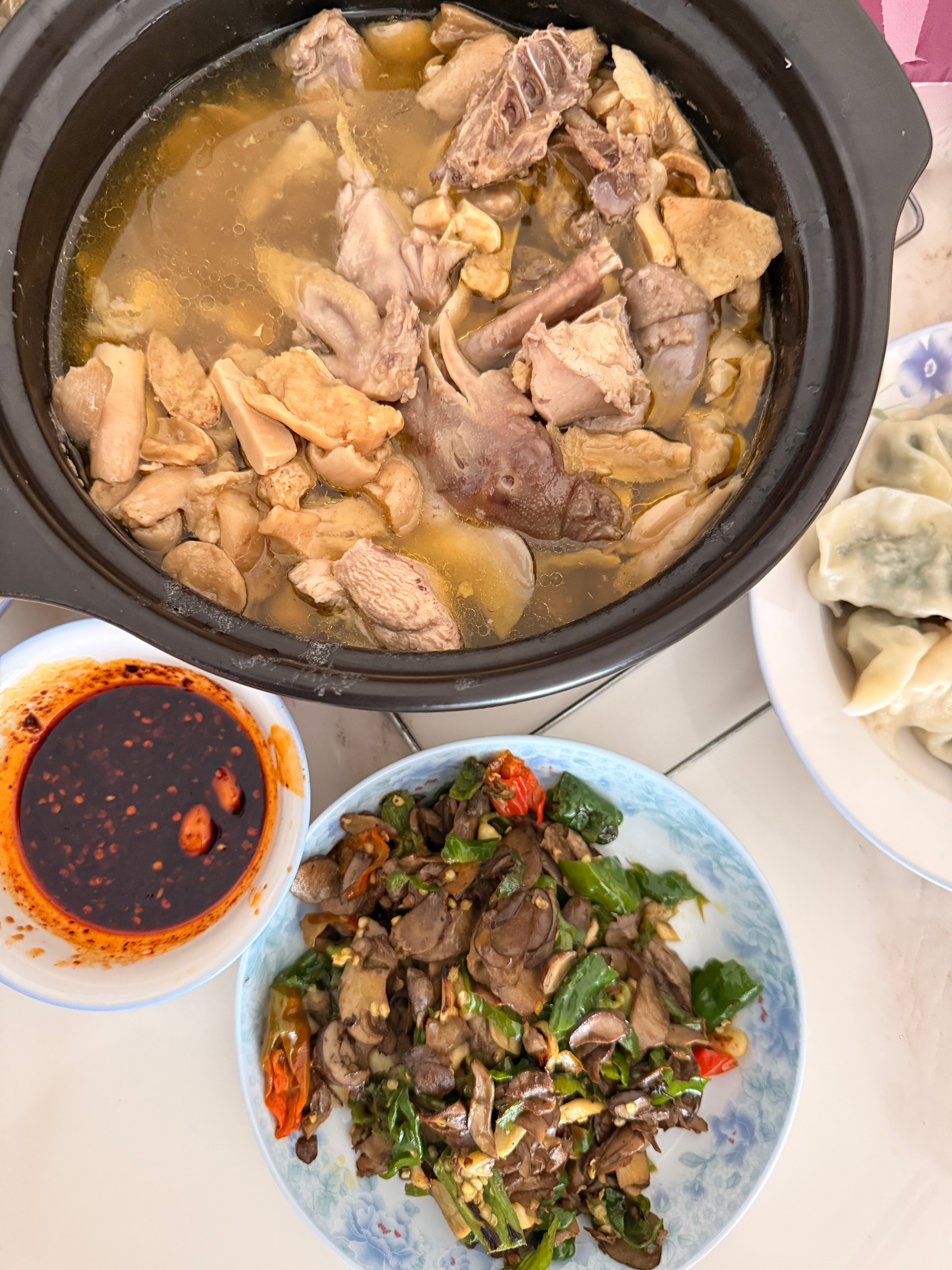 吃菌子咯 
