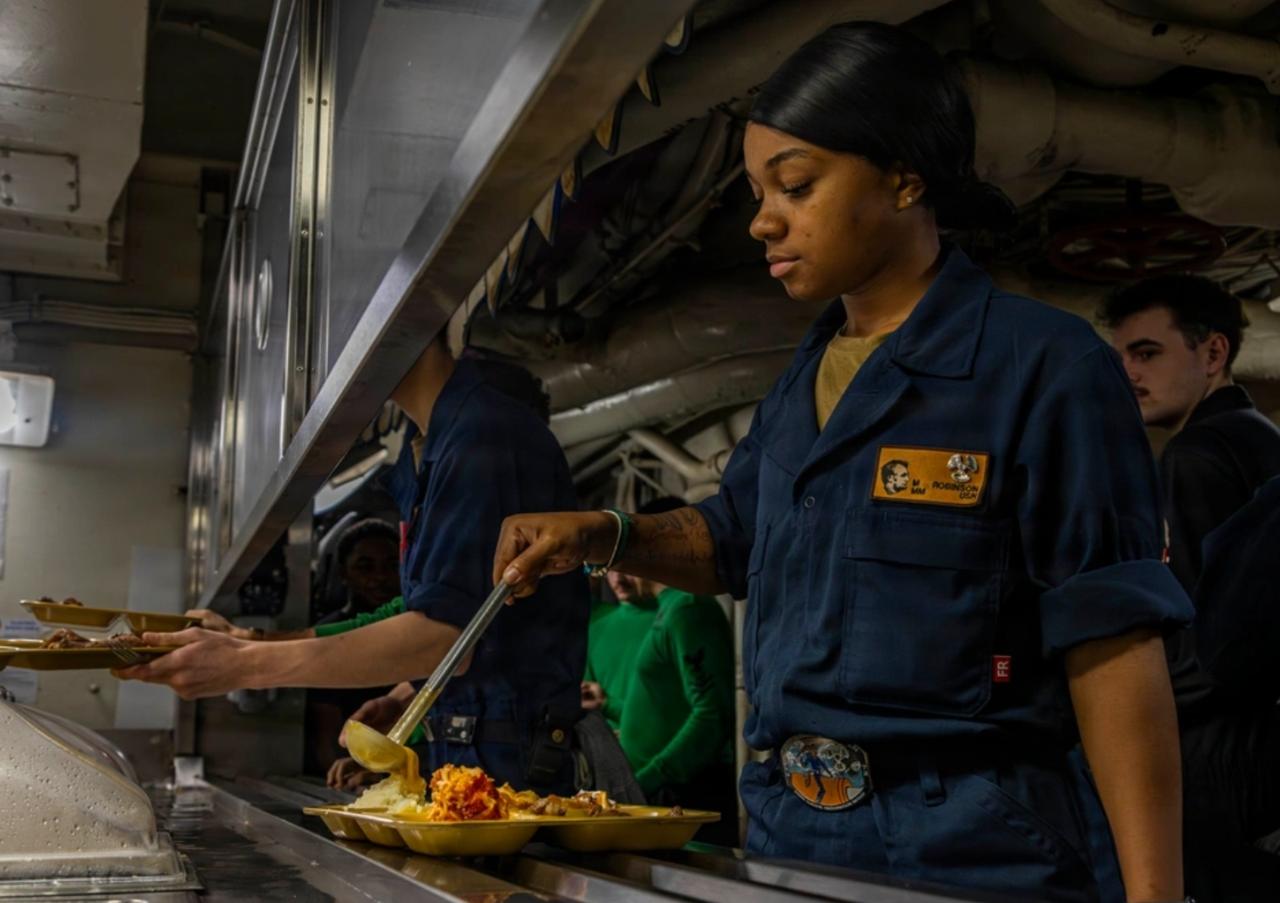 美国又出来证明，林肯号航母打击群，不存在食物紧缺的问题。

美军中央司令部在社媒