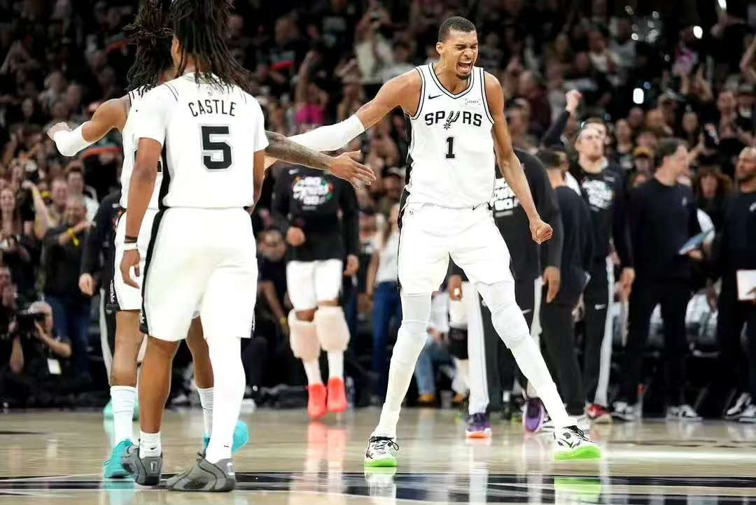 马刺全员可以出战西决G6迎战雷霆明日NBA西部决赛G6，马刺将在主场迎战雷霆。据