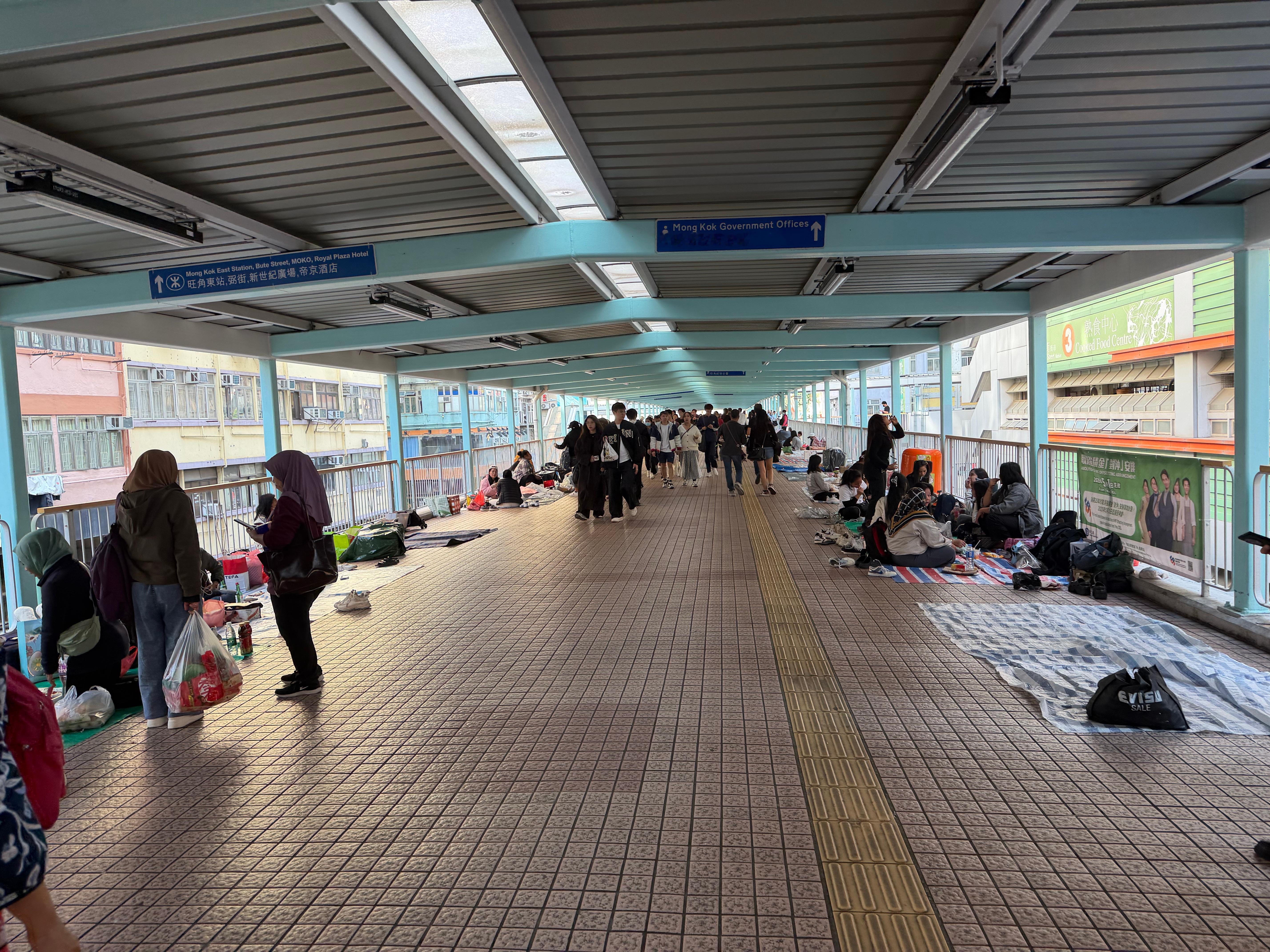 在香港看到了周末菲佣聚会，就在天桥上随便打个地铺就行了，一群群唱歌、吃东西的啥都